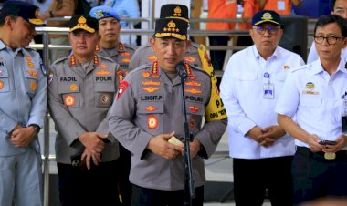 Kapolri-Cek-Langsung-Pelayanan-Arus-Balik-di-Stasiun-Tawang,-Dorong-Pemudik-Gunakan-Kereta-Api